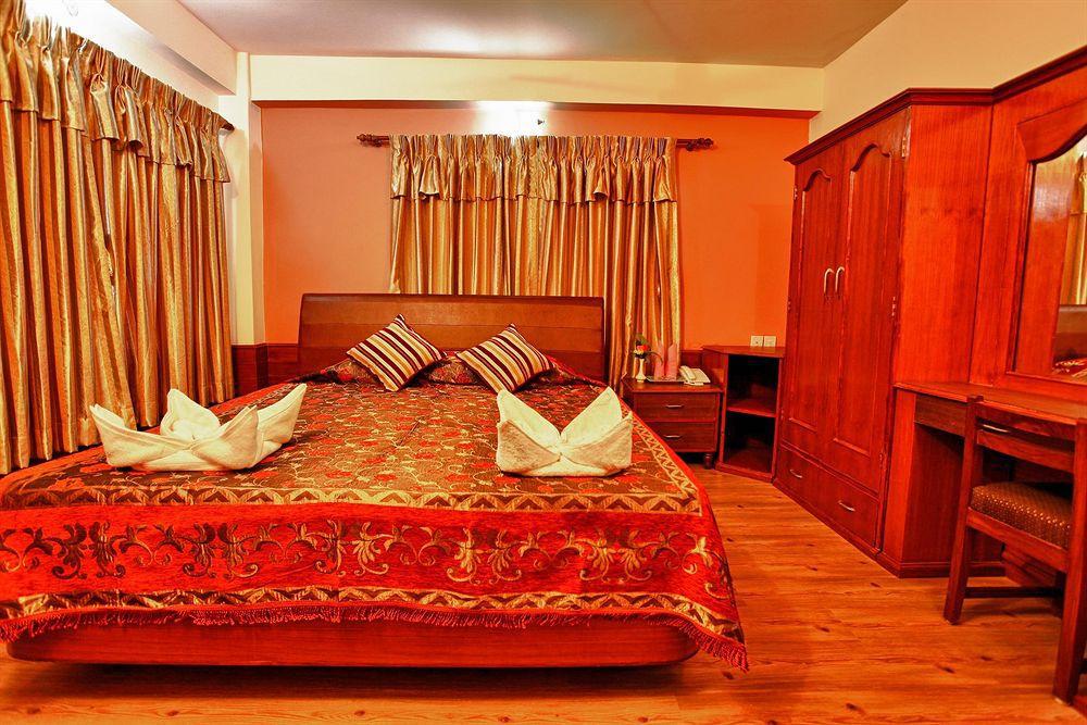Hotel Crystal Palace Pokhara Ngoại thất bức ảnh