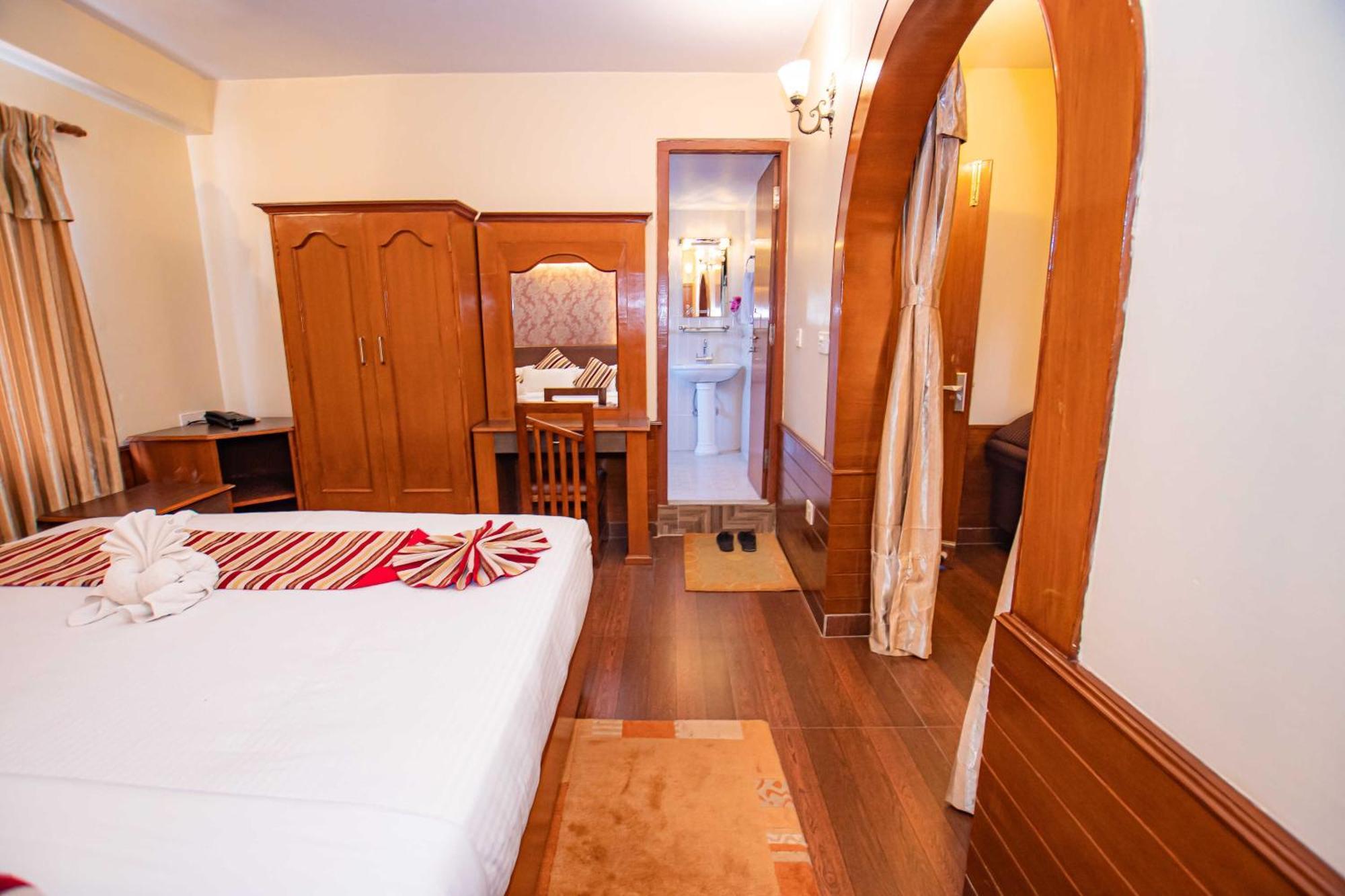 Hotel Crystal Palace Pokhara Ngoại thất bức ảnh