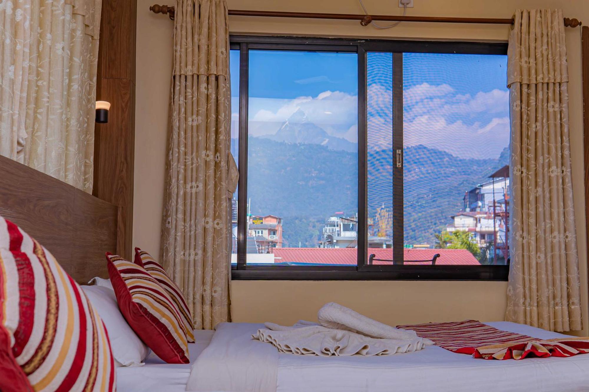 Hotel Crystal Palace Pokhara Ngoại thất bức ảnh