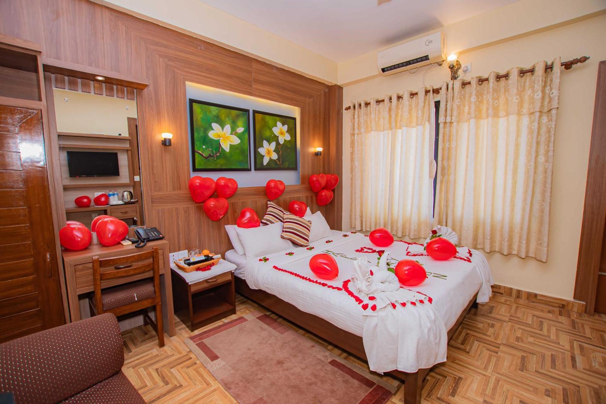 Hotel Crystal Palace Pokhara Ngoại thất bức ảnh