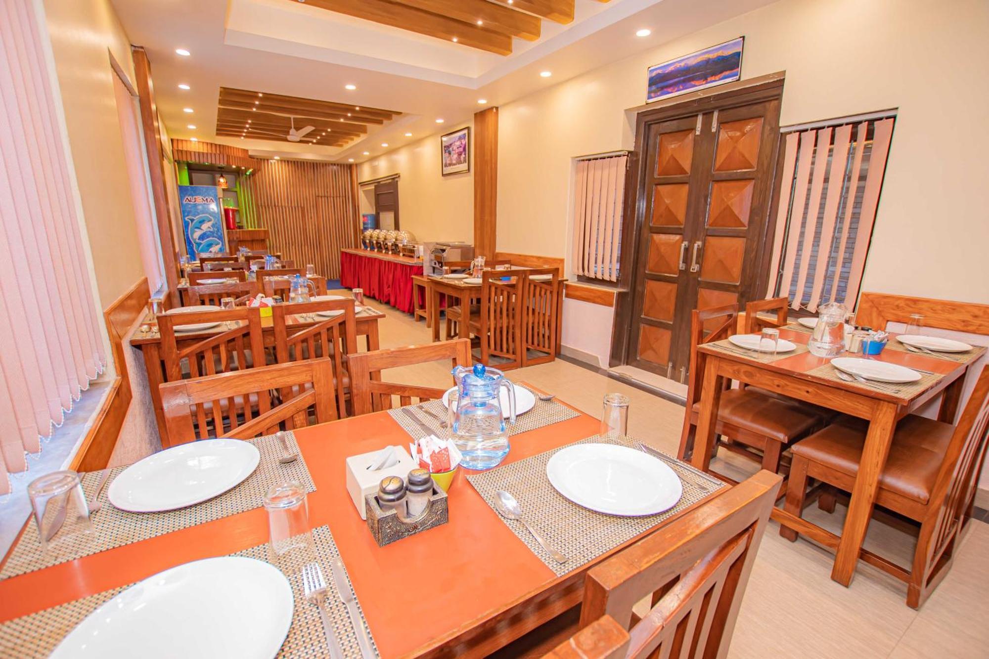 Hotel Crystal Palace Pokhara Ngoại thất bức ảnh