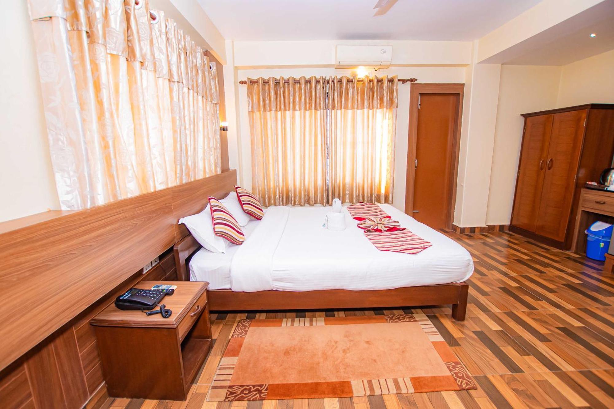 Hotel Crystal Palace Pokhara Ngoại thất bức ảnh