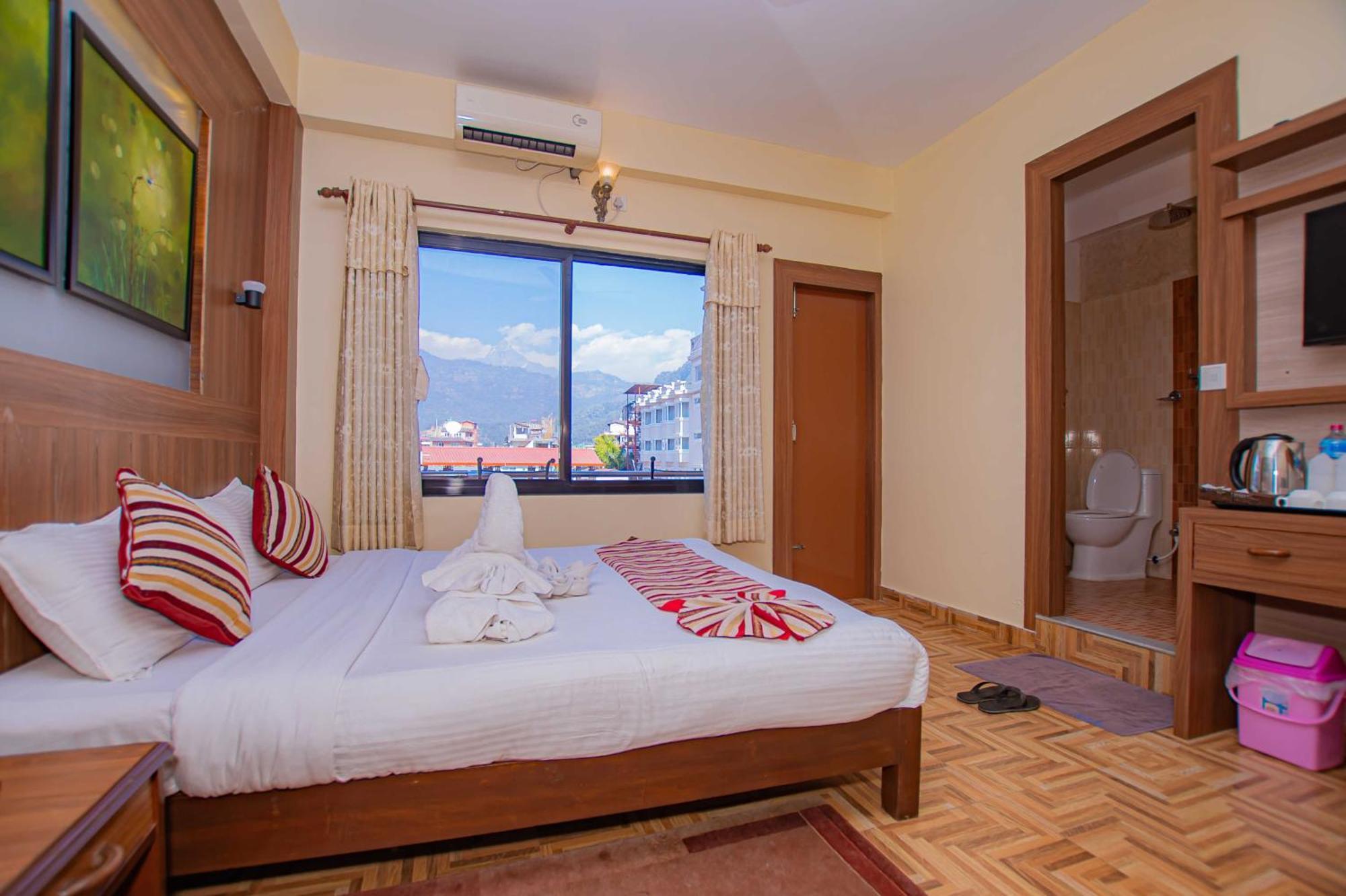 Hotel Crystal Palace Pokhara Ngoại thất bức ảnh