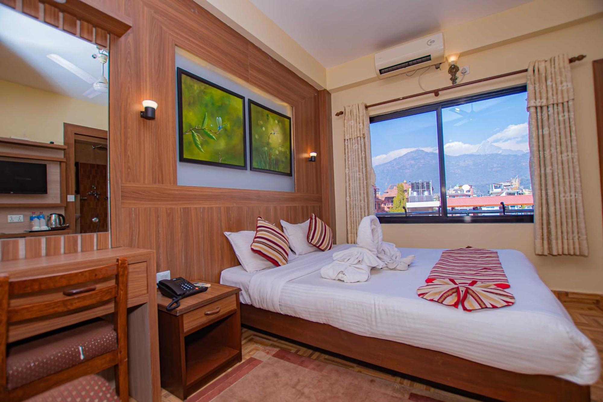 Hotel Crystal Palace Pokhara Ngoại thất bức ảnh