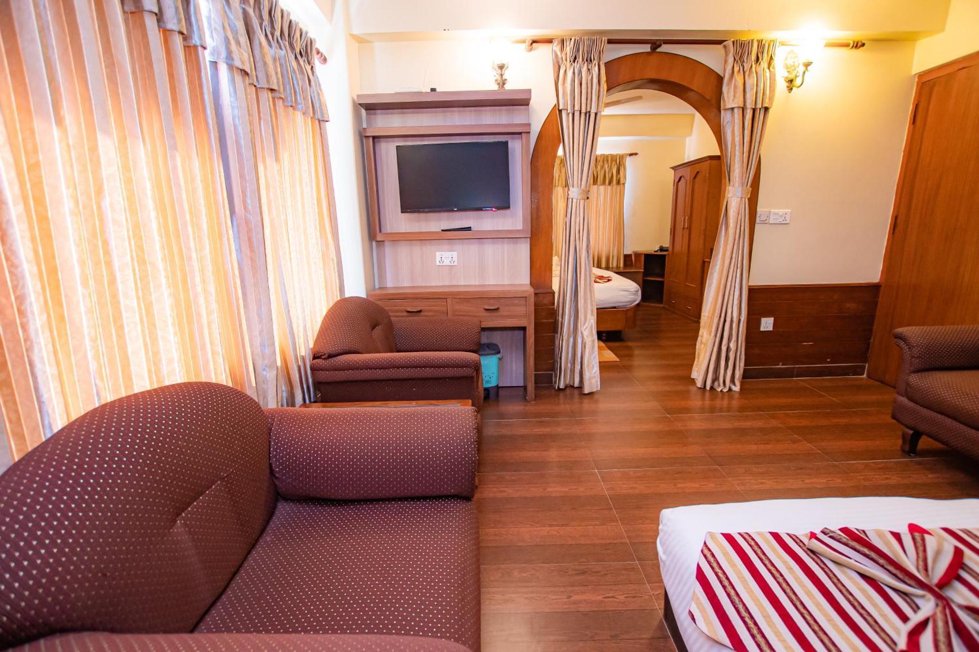 Hotel Crystal Palace Pokhara Ngoại thất bức ảnh