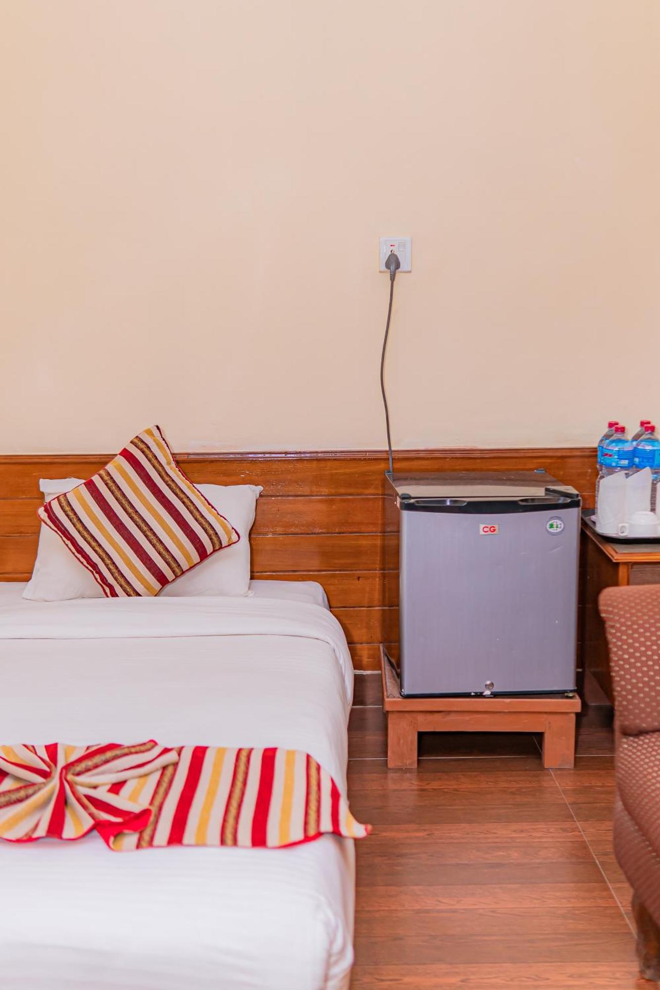 Hotel Crystal Palace Pokhara Ngoại thất bức ảnh