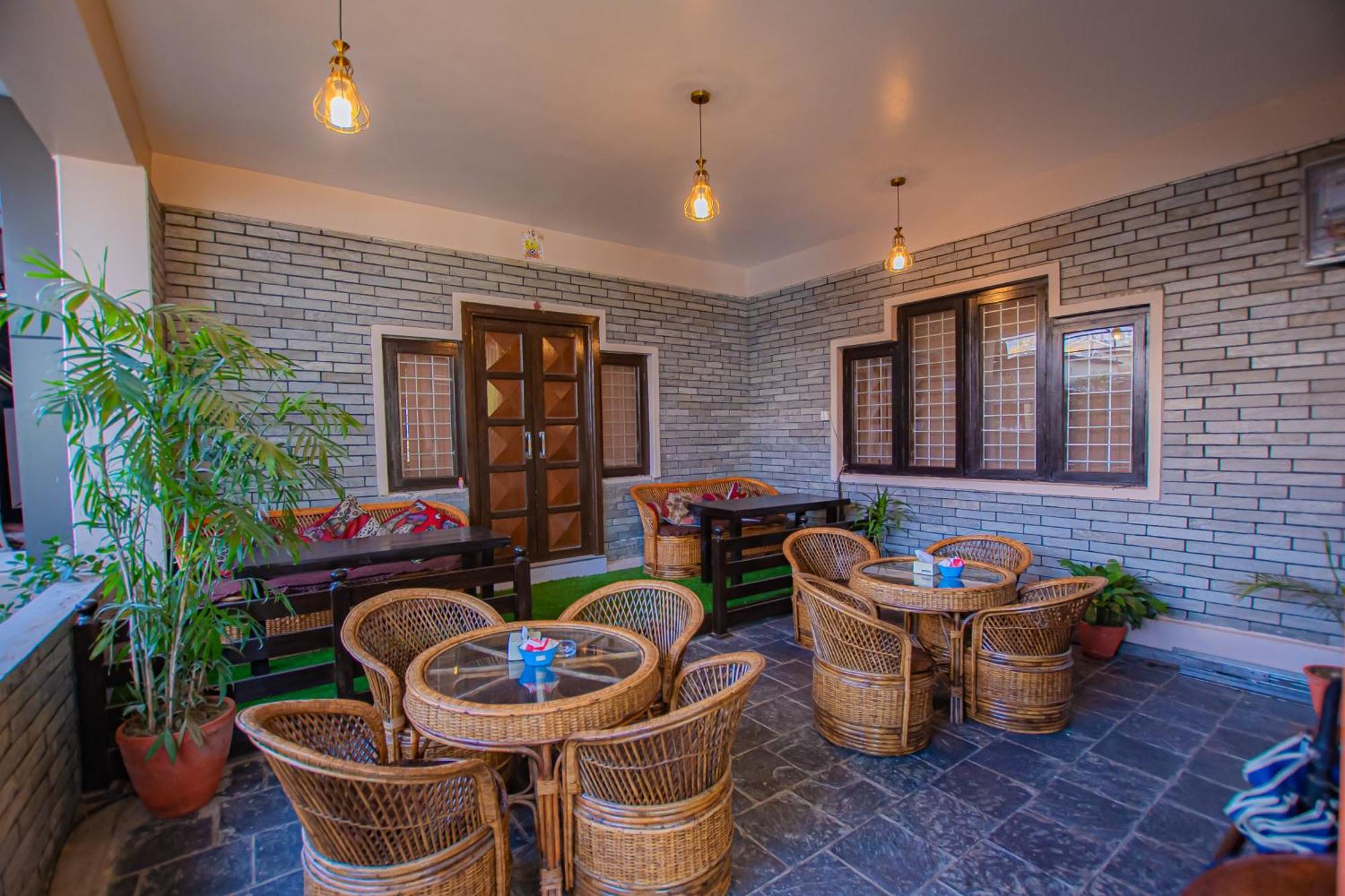 Hotel Crystal Palace Pokhara Ngoại thất bức ảnh