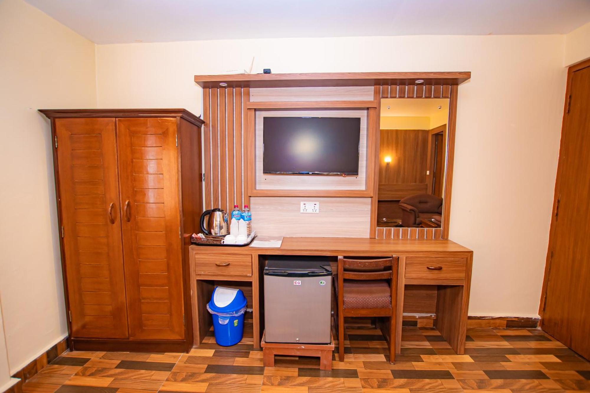 Hotel Crystal Palace Pokhara Ngoại thất bức ảnh